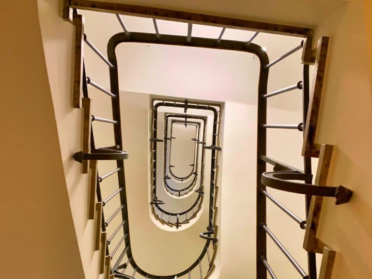 İnce mermerle dekore edilmiş merdiven, özel standarda uygundur.