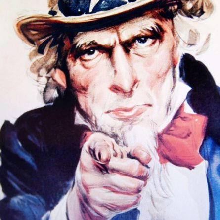 Pila, İtalya - 19 Nisan 2011: Sam Amca&#039;nın dizüstü bilgisayar monitöründeki 1917 posteri. Sam Amca, 1812 Savaşı sırasında ilk kez kullanılan Amerikan hükümetinin bir kişileştirilmesidir. Poster, 1917&#039;de J.M. Flagg tarafından üç yıl önceki orijinal İngiliz Lord Kitchener posterine dayanarak tasarlandı ve hem I. Dünya Savaşı hem de II. Dünya Savaşı için asker toplamak için kullanıldı.